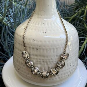 BANANA REBUBLIC CRSYTAL NECKLACE !